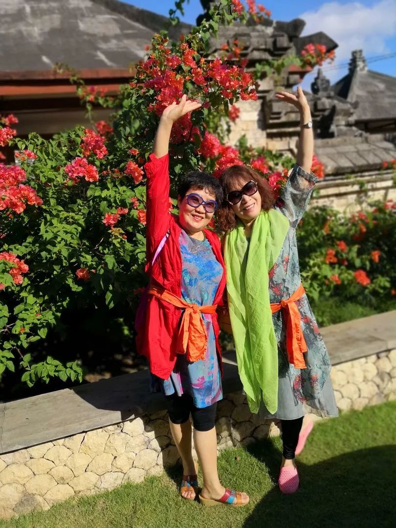 中国大妈旅游标配动作合集,中国大妈旅游拍摄姿势