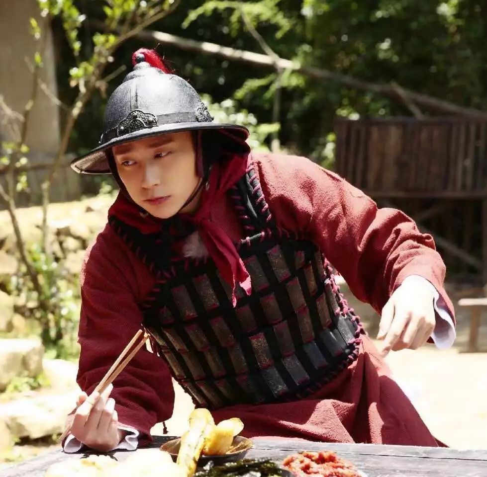 王一博李汶翰说悄悄话,李汶翰王一博一个团的吗