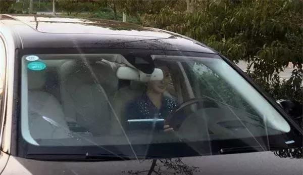 玻璃水洒出来了怎么处理,喷玻璃水孔怎么调节