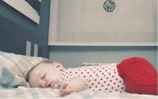 钧钧妈分享：宝宝爱趴睡，要不要紧？得改吗