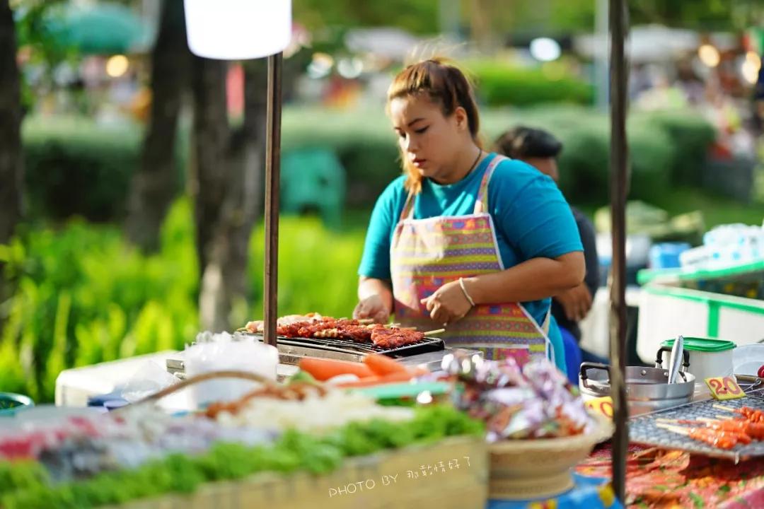 美国艺术家老夫妇定居苏梅岛十年，教游客画垃圾桶，唤醒环保意识