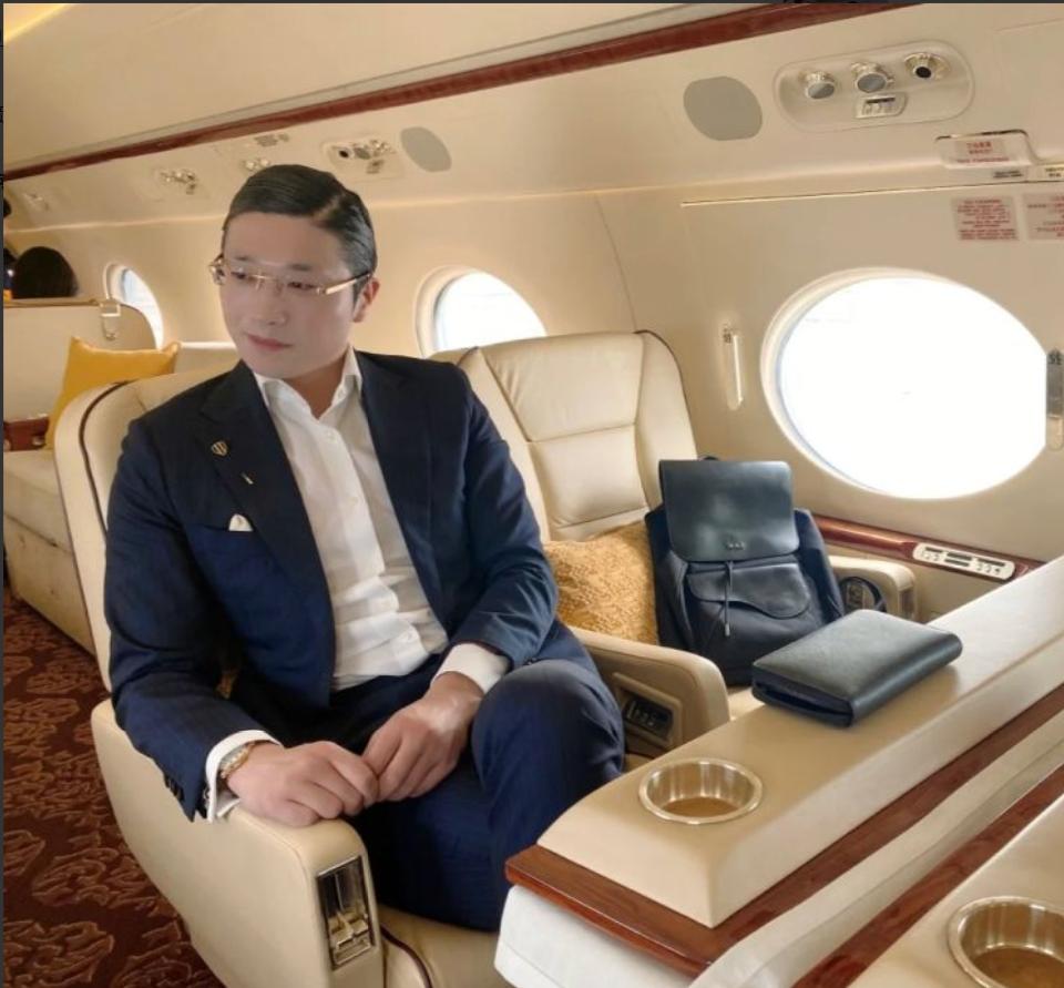 “人类高质量男性”求偶,油头粉面似“纸扎人”,网友:单身挺好