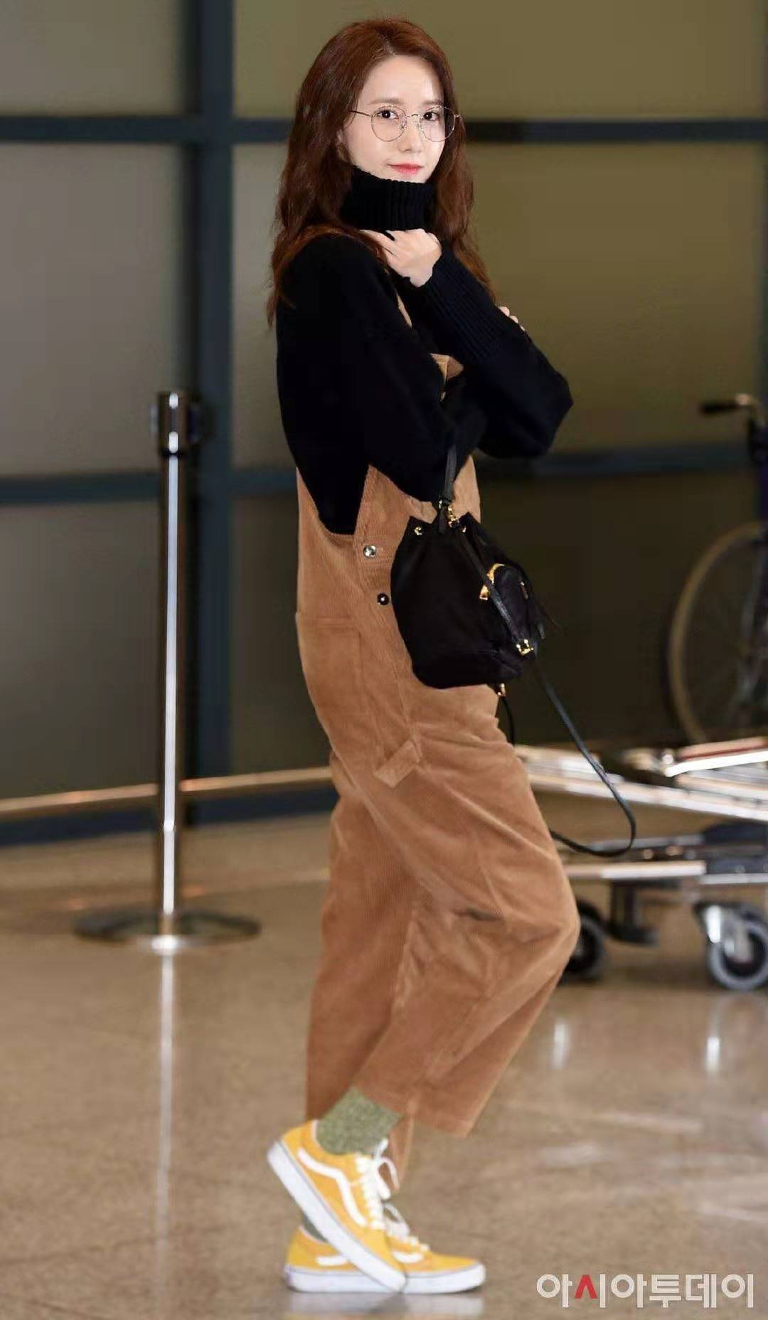 林允儿真的好可爱啊，黑毛衣配背带裤，回头笑的瞬间心都暖化了