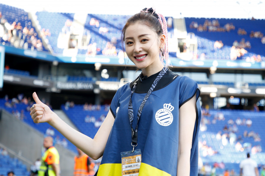 张天爱穿西装有多帅,张天爱穿制服视频