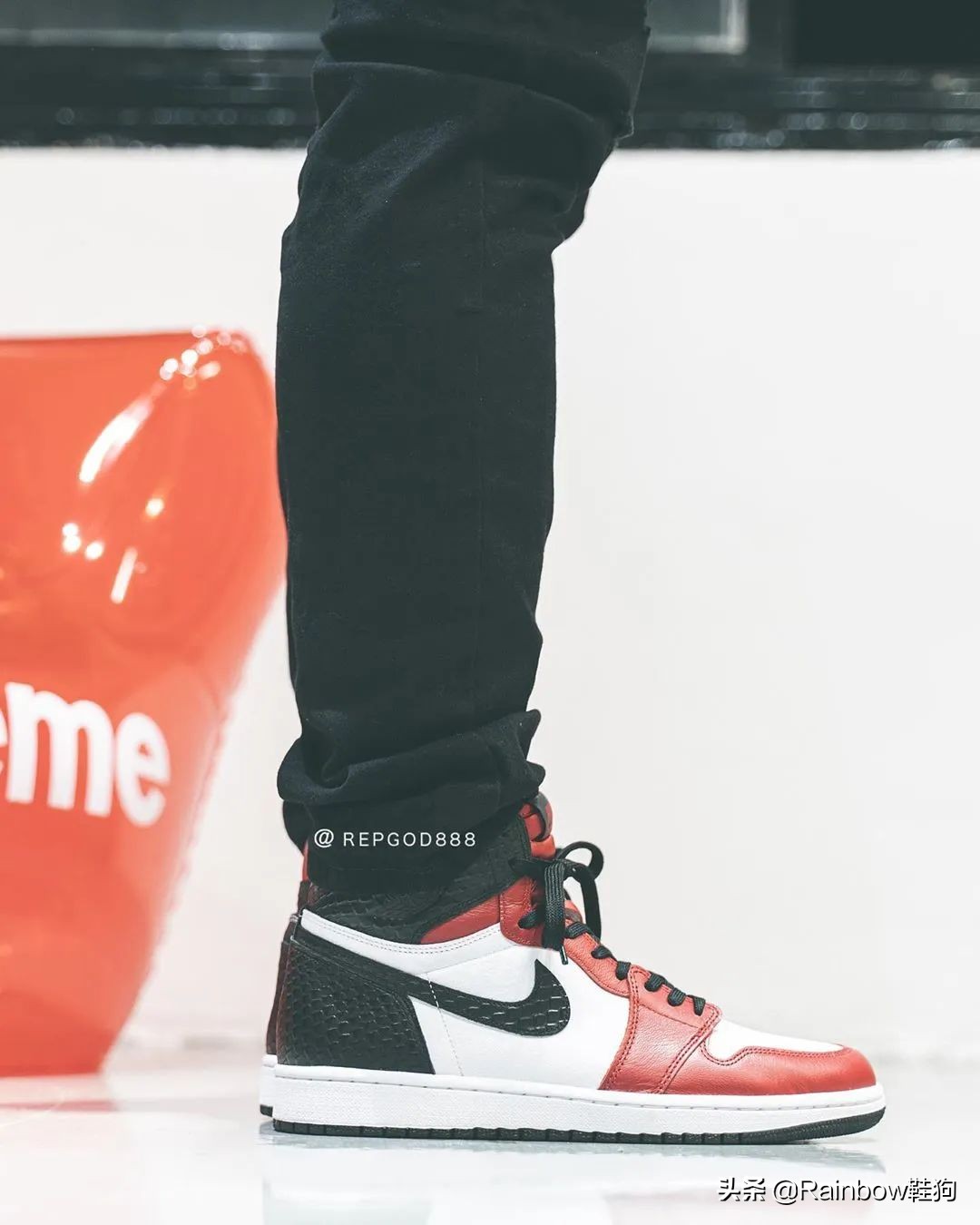 aj1芝加哥ow的鞋标真的容易断吗,aj1蛇纹芝加哥女款和男款包边