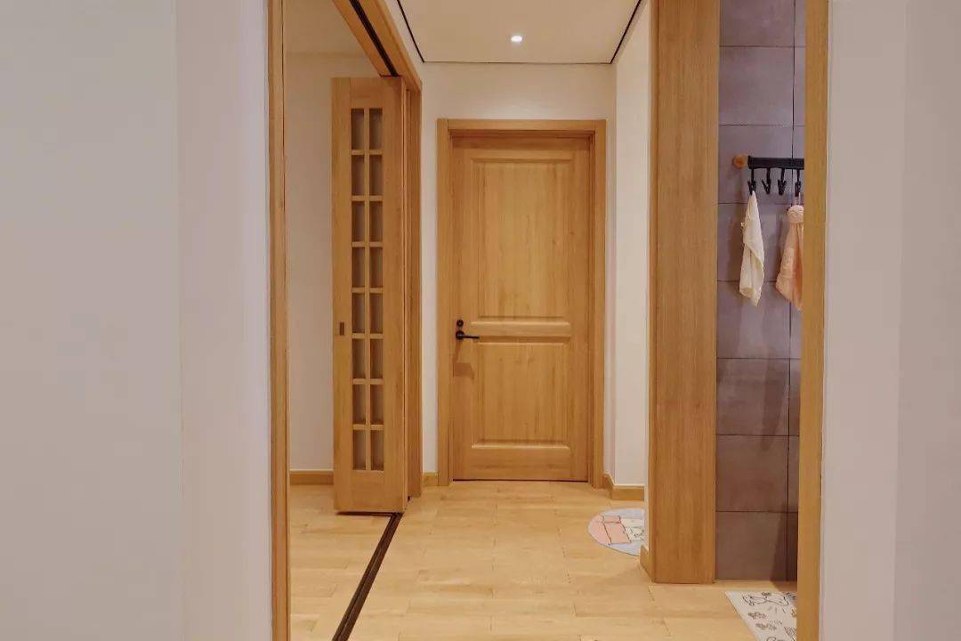 原木色家具白色木门,老师傅木门讲解