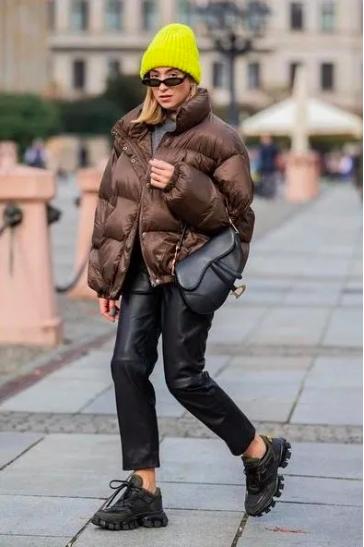 短款宽松羽绒服搭配单跟鞋,洋气短款羽绒服搭裤子