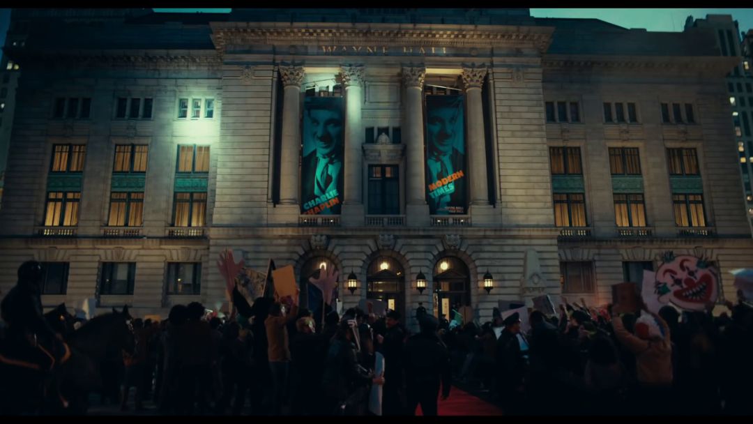 小丑口碑大爆豆瓣评分9,dc新片小丑首曝预告风格黑暗