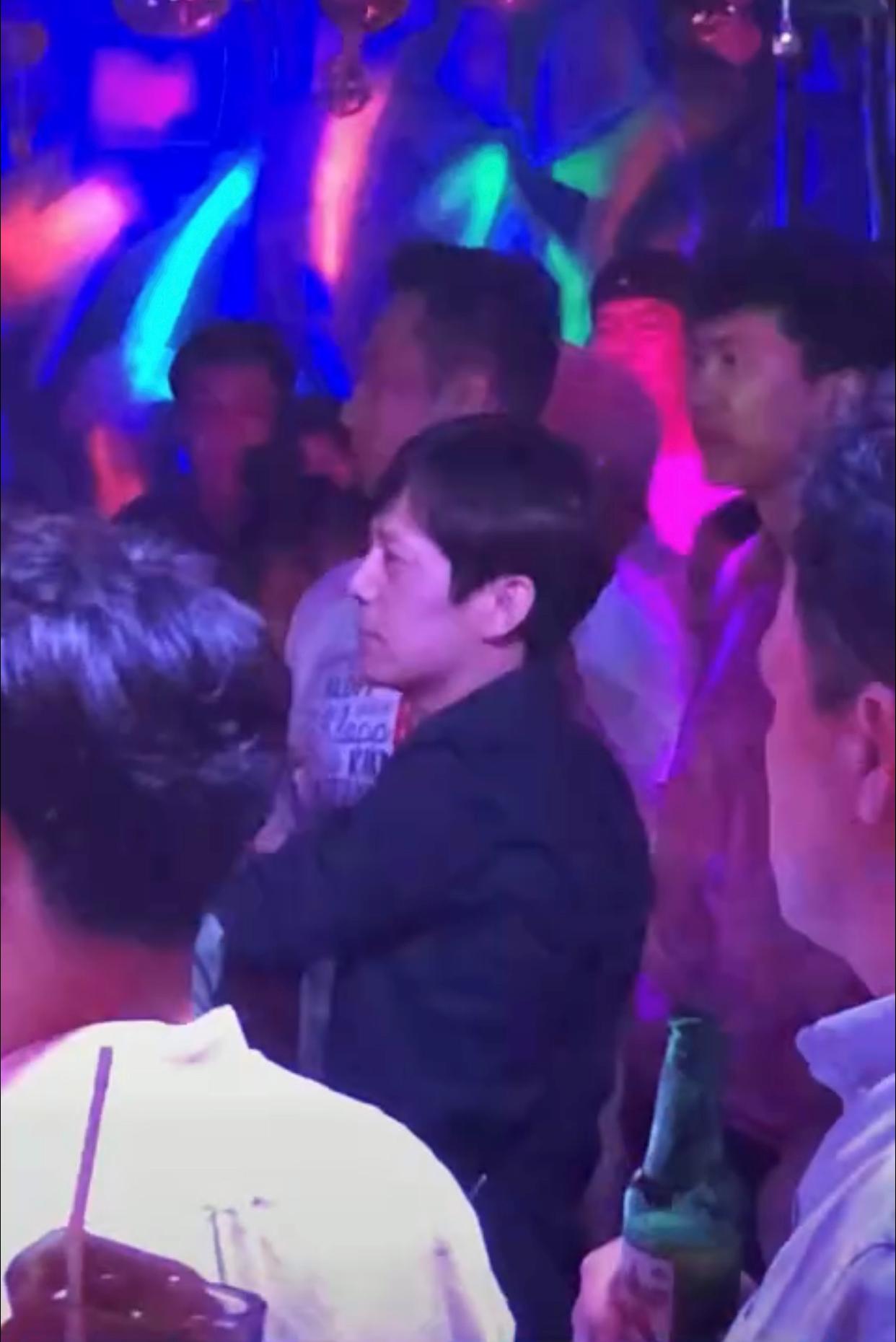 何炅现场唱歌热舞全场人欢呼,何炅酒吧热舞