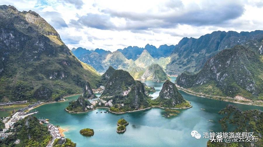 在国家4*级A**景区举行婚礼是一种怎样的体验？浩坤湖景区户外婚礼|让爱回归自然~