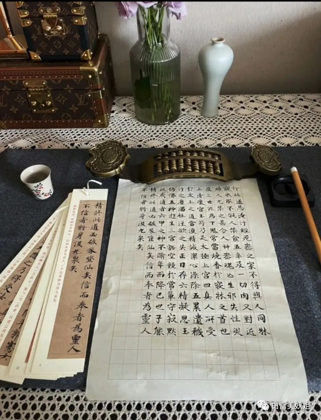 拜佛名媛翻车啦，背景被人扒底朝天