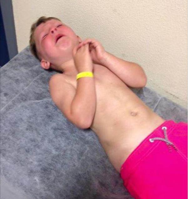 七岁男孩游泳被旋涡卷入,儿童游泳被教练绑着手和脚自救