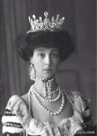 头皮扯出血也得忍着，这才是真正的“欲戴王冠必承其重”