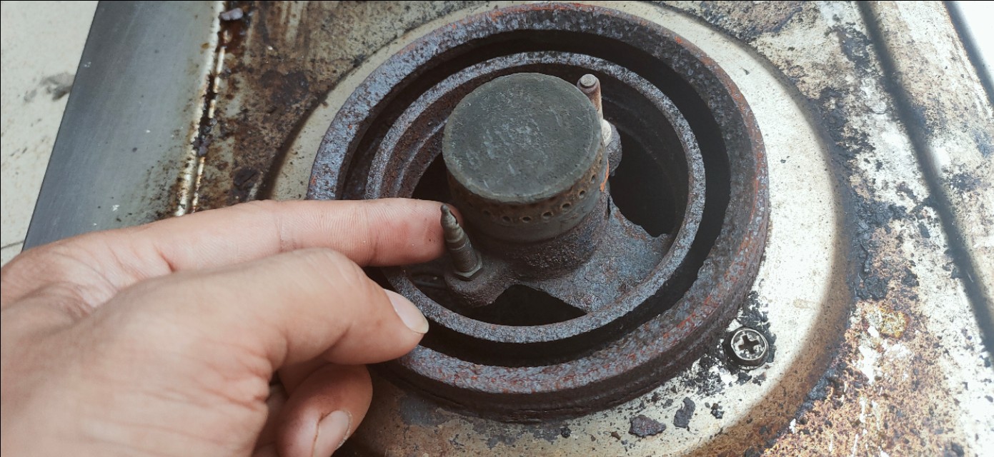 煤气灶松手就灭火怎样修理,煤气灶点着火老是灭怎么快速解决