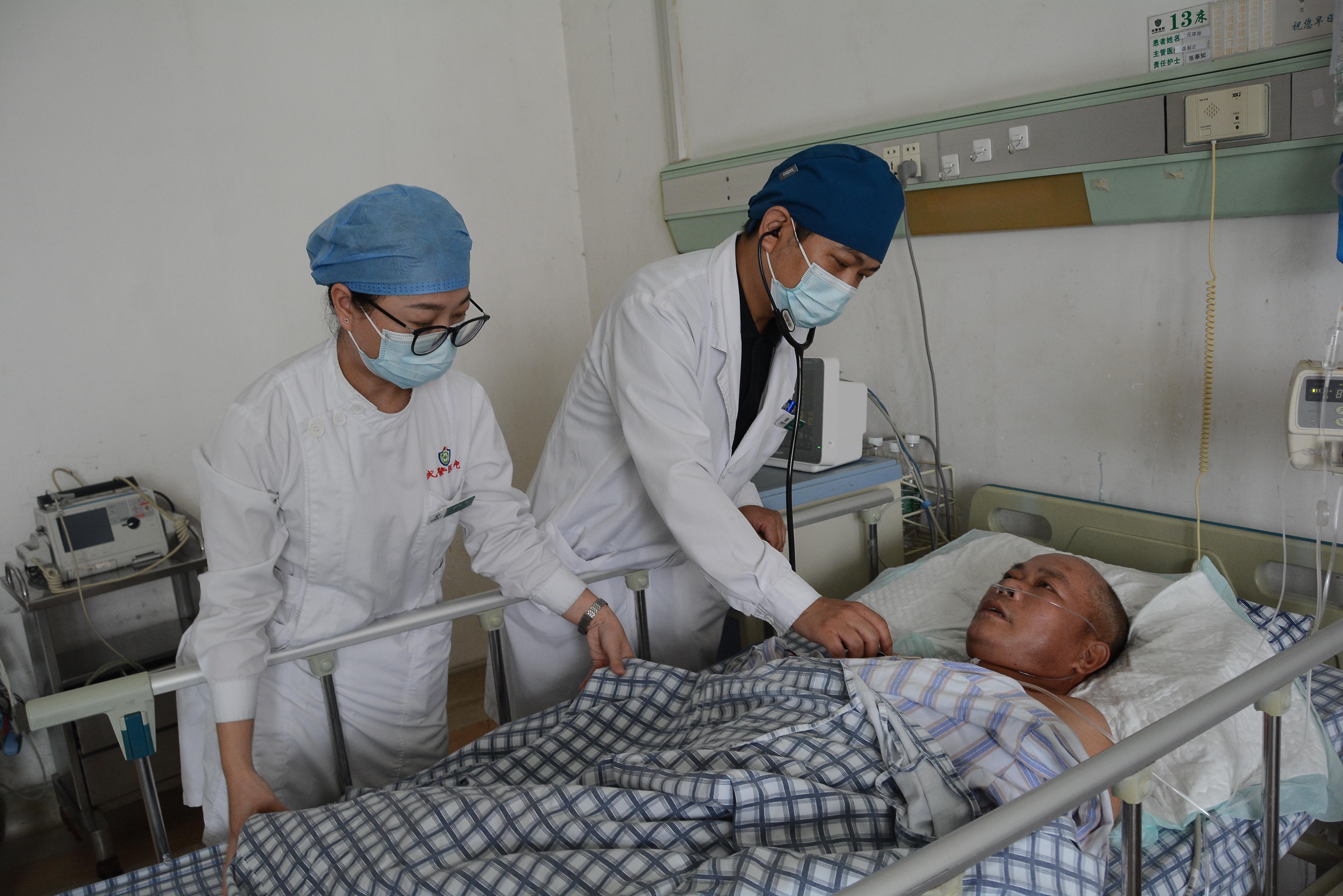 突发胸两侧处疼,突发胸疼痛是什么病