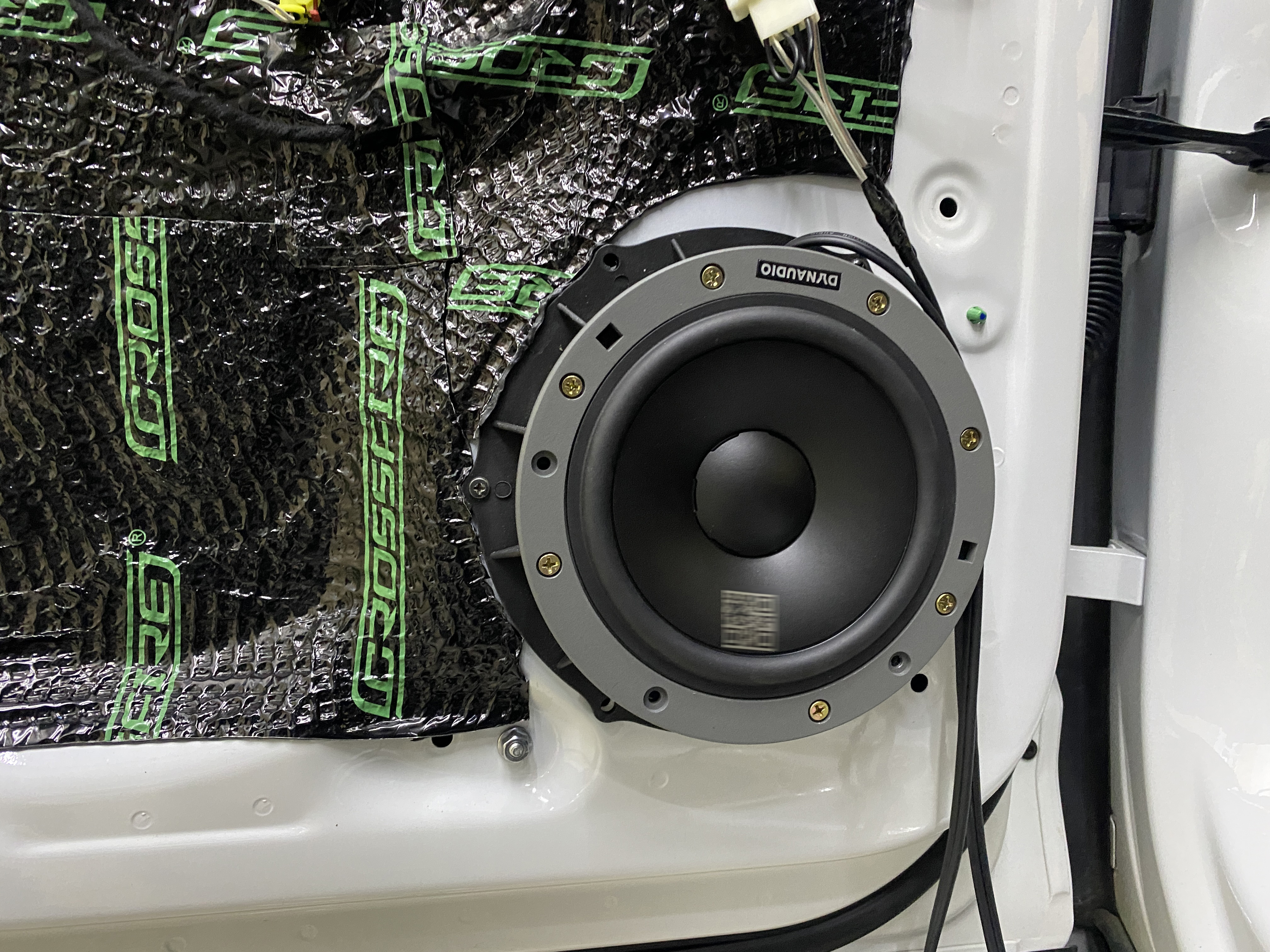 赤峰汽车音响隔音改鑫航改装大众探岳丹拿232音响喇叭四门隔音