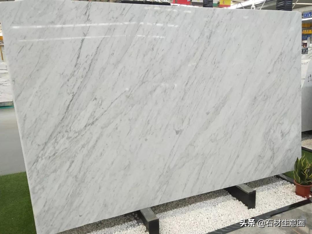 岩板选择卡拉拉塔白还是鱼肚白,卡拉拉白通体大理石