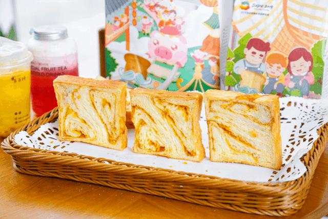 挨打4小时才能吃到的*力暴**吐司店空降太原！开业免费吃