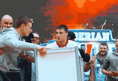 俄罗斯硬核扇脸比赛,不愧是战斗民族吵架差点要命