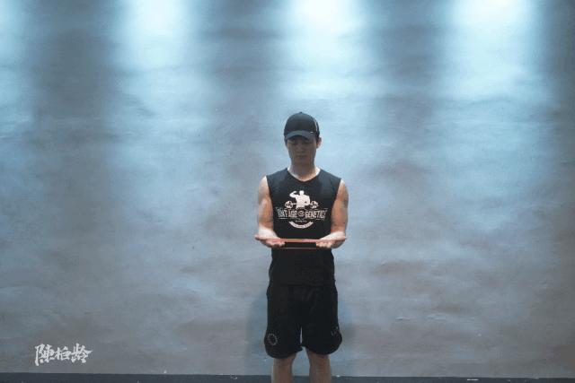 圆肩矫正动画,圆肩体态矫正训练