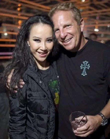 李玟富商夫又买豪宅，曾为李玟办亿元婚礼，结婚9年成宠妻狂魔