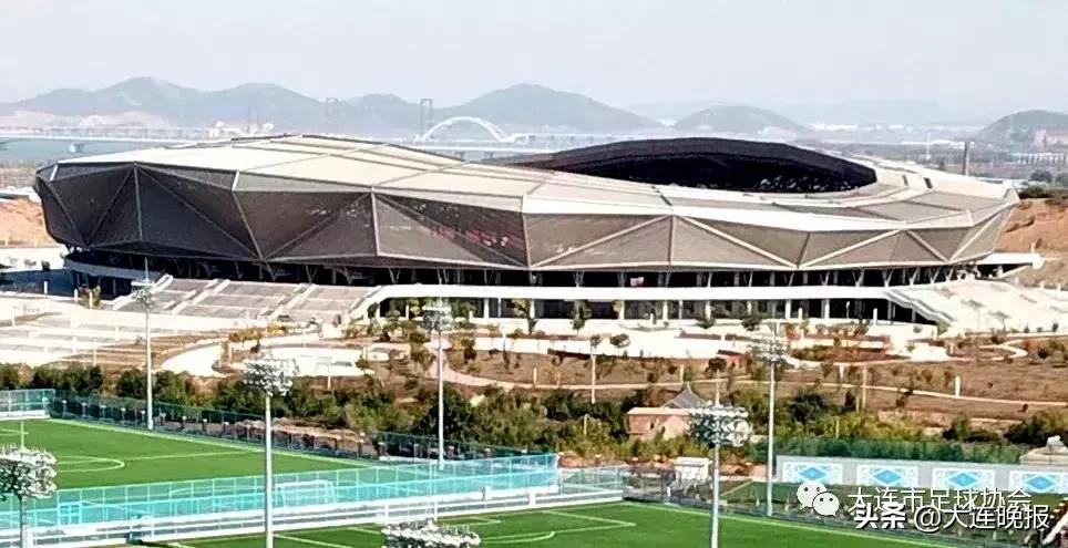 3万人足球场,大连人工草坪足球场