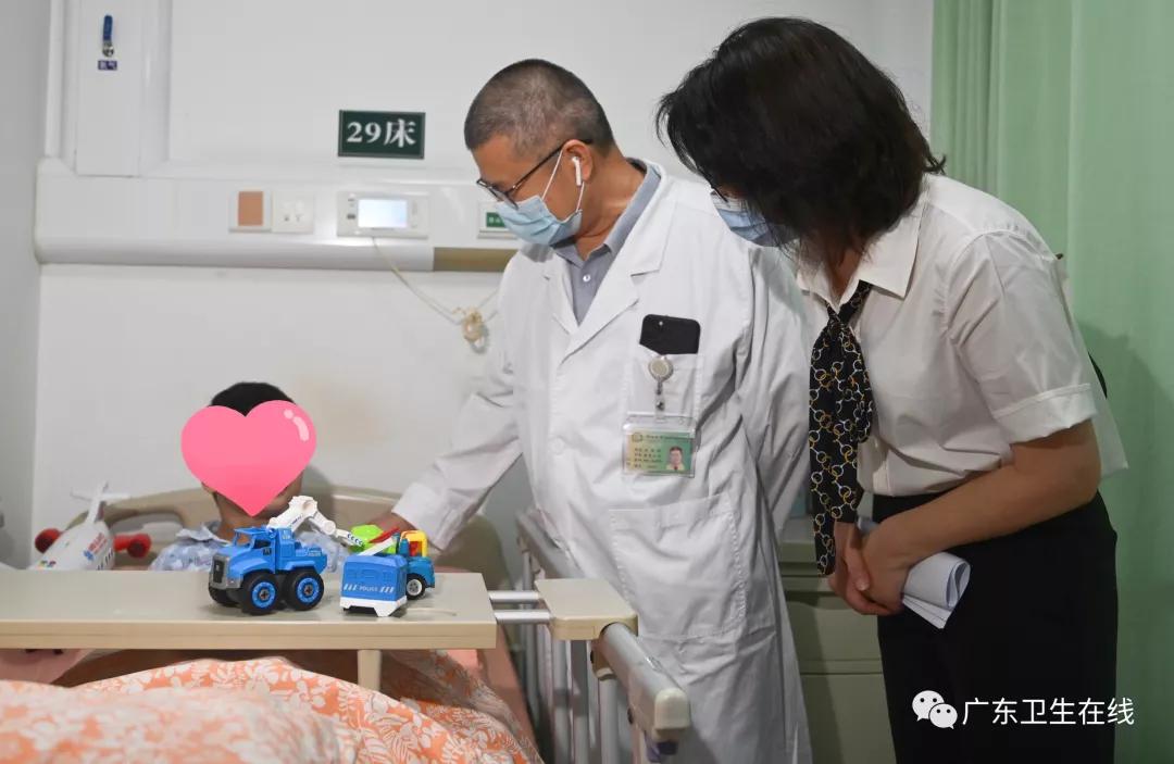 一个无阴茎的孤儿走进整形外科