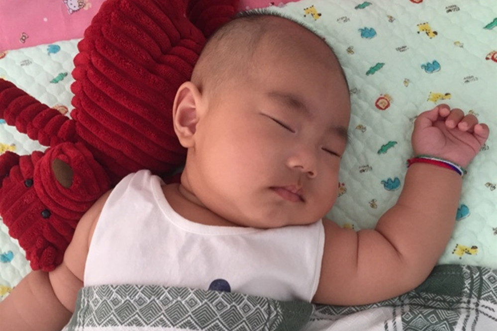 纠正宝宝偏头睡觉的小妙招,如何防止宝宝睡偏头及补救方法