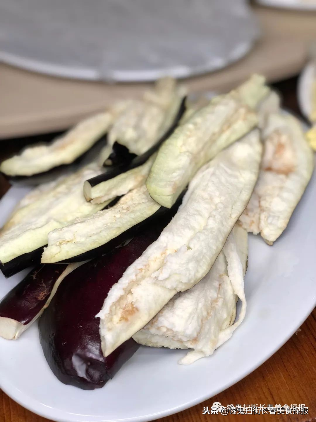 南湖别墅区藏个旧屯子，铁锅炖鱼天天爆满据说空姐都吃胖了！