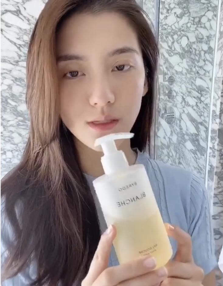 好羡慕吴千语，家里沐浴露很多，根据心情来挑选味道