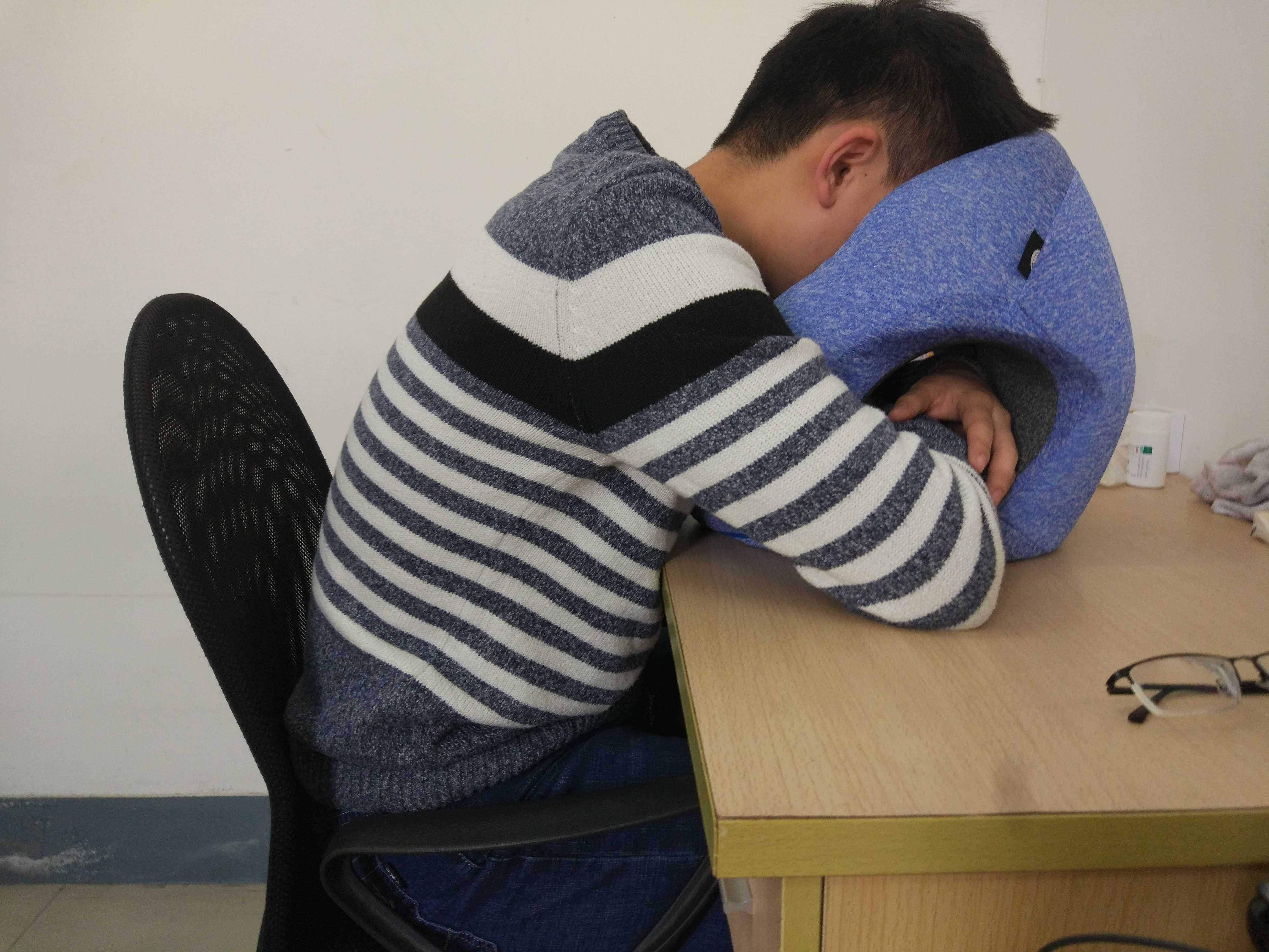 经常趴着睡有什么好处,经常趴着睡舒服