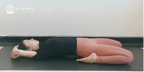 求实瑜伽丨这组瑜伽体式帮助女性拉伸经络，调理内分泌，改善体态