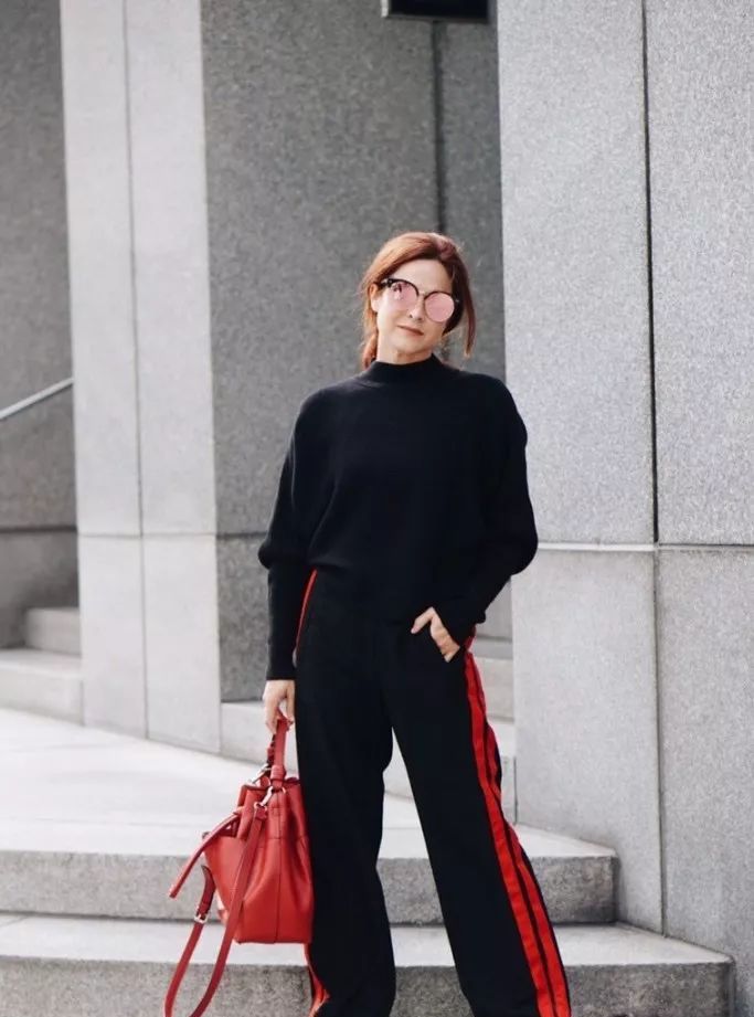 宽松毛衣怎么搭配带图案,宽松的毛衣怎么搭配外套