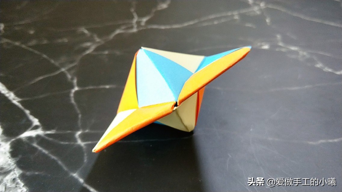 好玩的折纸旋转陀螺有一点点复杂,不用胶水就可以折的陀螺