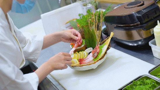 徐州张柏芝一秒到日本？其实正在吃日料，和服免费穿，过足cos瘾