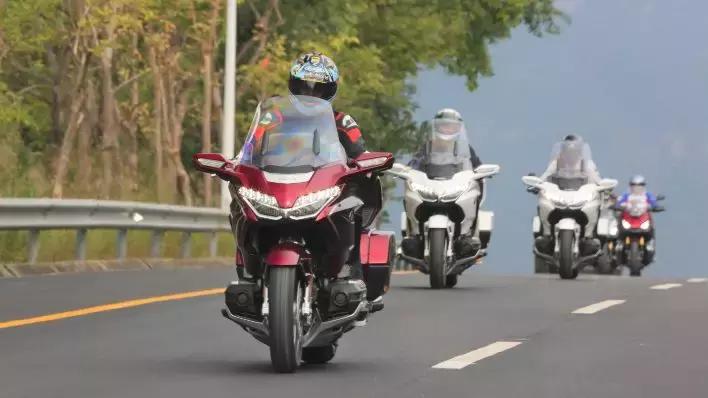 延续四十余载霸主,骑售价45.8万的本田金翼是怎样一个体验!