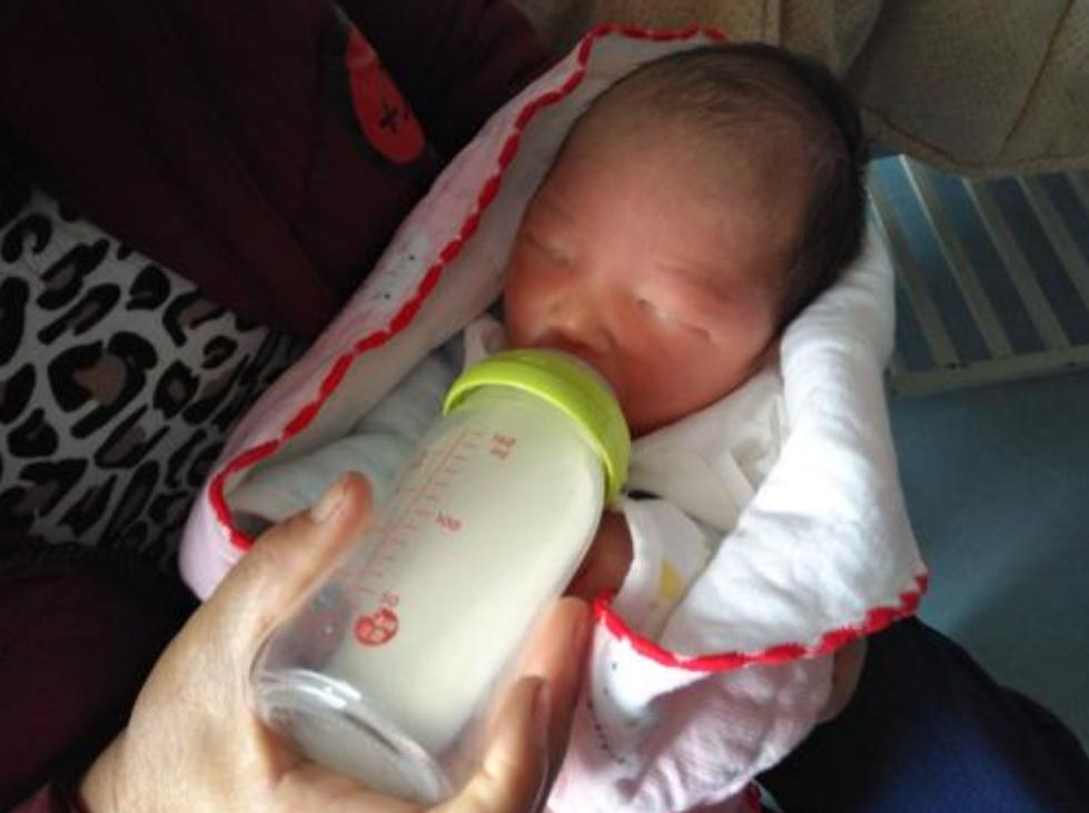 孩子喝奶老是剩点是什么原因,宝宝喝奶老剩最后一点