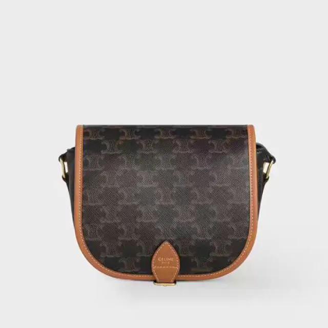 拥有lisa同款铁刘海,拥有香奈儿包包