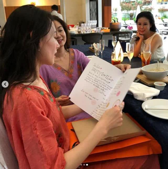 梁洛施晒旧照庆祝生日,梁洛施晒双胞胎儿子生日