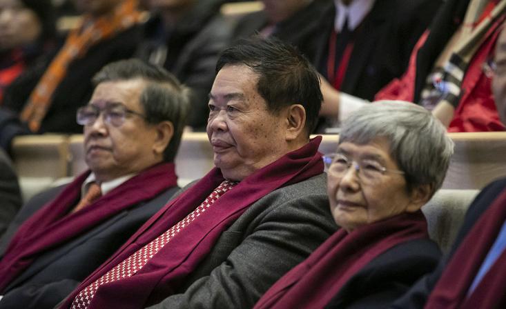 靠傻子成名的他现实中捐款超20亿,穷小子从摆地摊到千万富翁