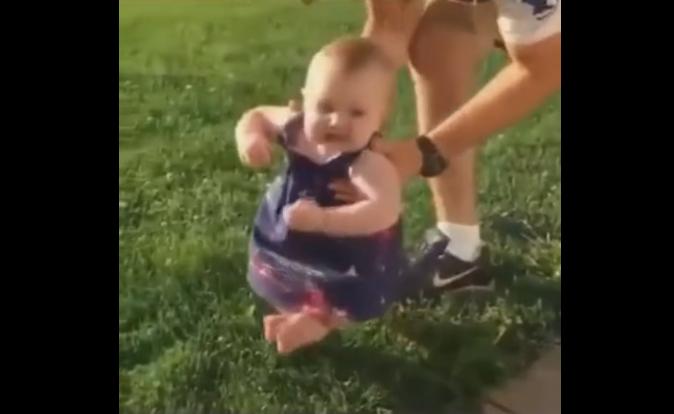 萌宝花式拒绝与地面亲密接触：劈叉，飞天，深蹲，我绝不认输