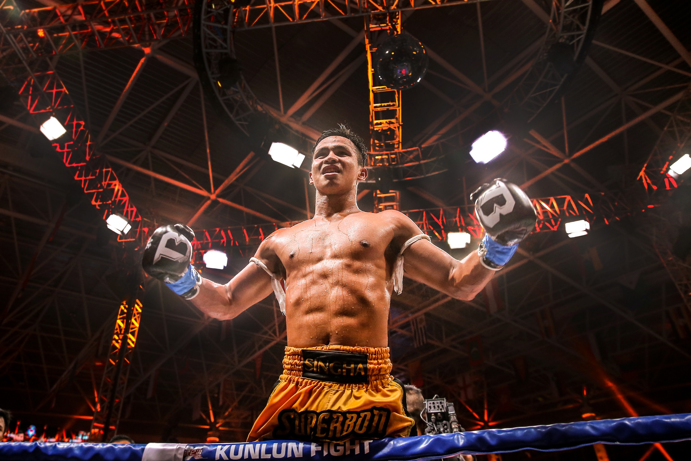 昆仑决泰拳名将打吐对手,昆仑决谁的拳最重