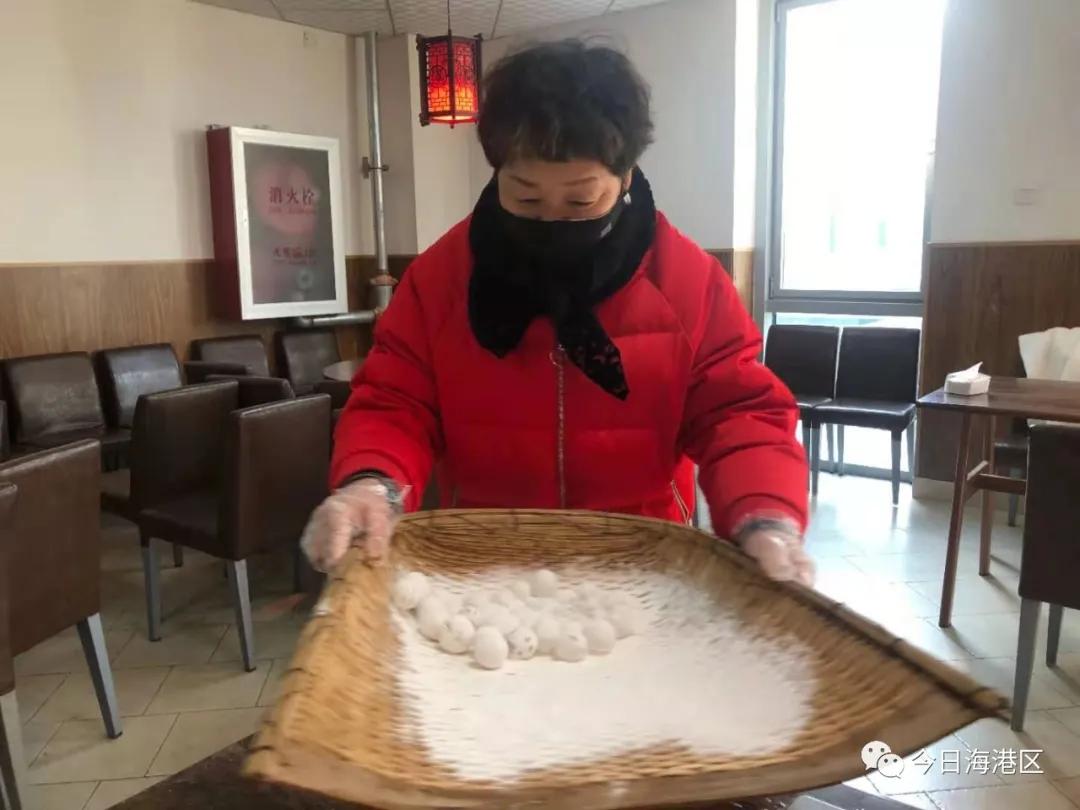 中秋节月圆之时家人团聚吃月饼,月圆人团圆不用等待的团聚更美味