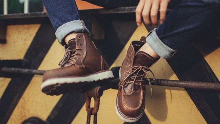 裤脚可以塞进靴子里吗,裤脚塞进靴子里好还是放在外面好