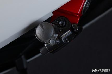 鏈敯澶嶅彜cb1300鍏ㄦ柊浠锋牸,鏈敯琛楄溅cb1300