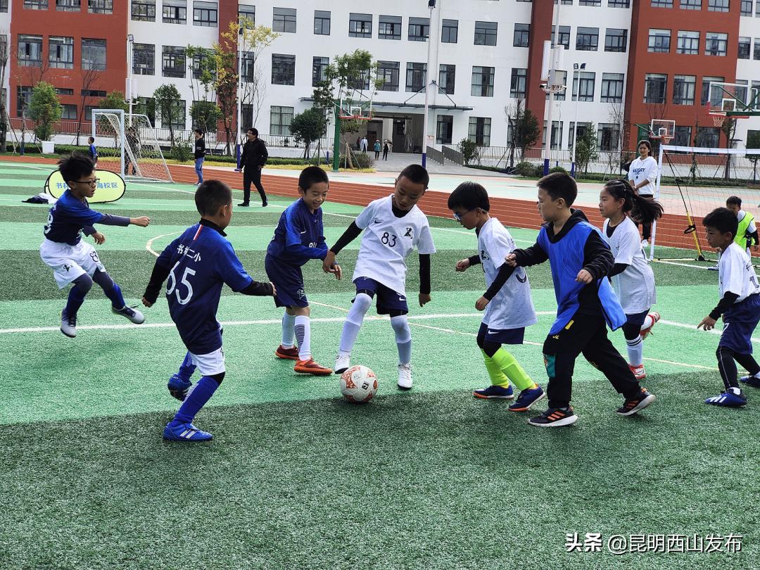 校园足球联赛充满激情,沙湾路小学班级足球联赛火热开赛