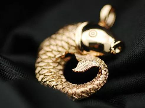 黄金和彩金一起放黄金会变色吗,彩金是18kgp会变色吗