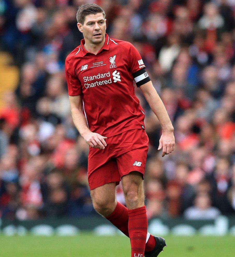 利物浦米兰慈善赛,老人看球赛哭了