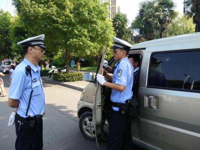 交警提醒：新车贴膜需注意！一旦贴了这2种膜，年检很可能过不了