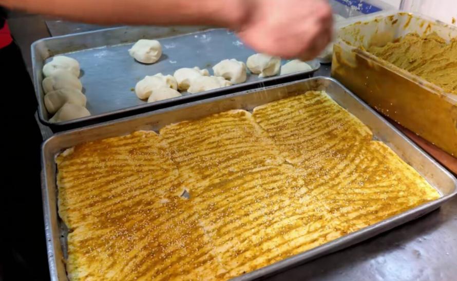 南方大叔做特色小吃每年赚千万,23岁小伙自创10元小吃月入50000